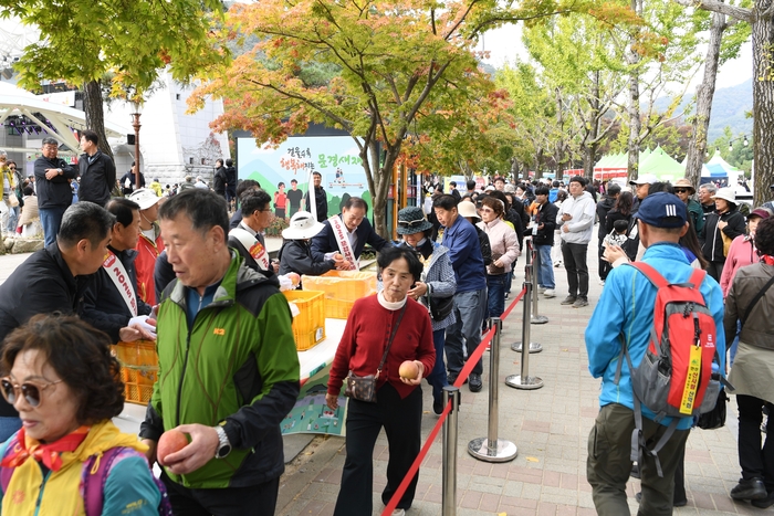 2025 문경사과축제에 9일 동안 46만여 명의 관광객이 방문해 문경사과축제 역사상 가장 성공적인 실적으로 평가 받았다. <문경시제공>