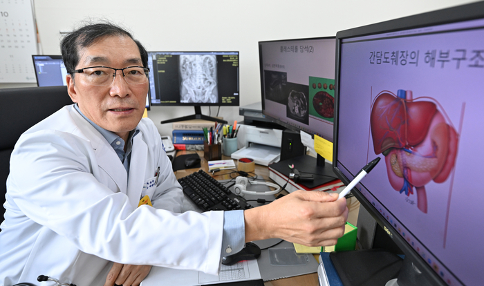 곽병원에서 진료 중인 강구정 의학박사가 환자에게 간·담도·췌장 구조를 설명하며 치료 방향을 안내하고 있다.이지용기자 sajahu@yeongnam.com