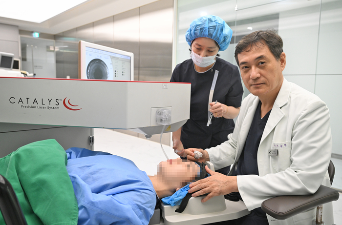 이승현 삼성안과 대표원장이 카탈리스 펨토초 레이저 장비를 이용해 백내장 수술을 시연하고 있다.이지용기자 sajahu@yeongnam.com