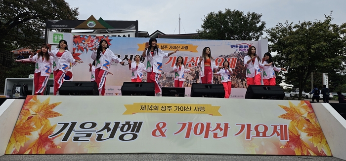 줌바 댄스팀 허니쿠루의 신나는 오프닝 공연이 이어지고 있다.