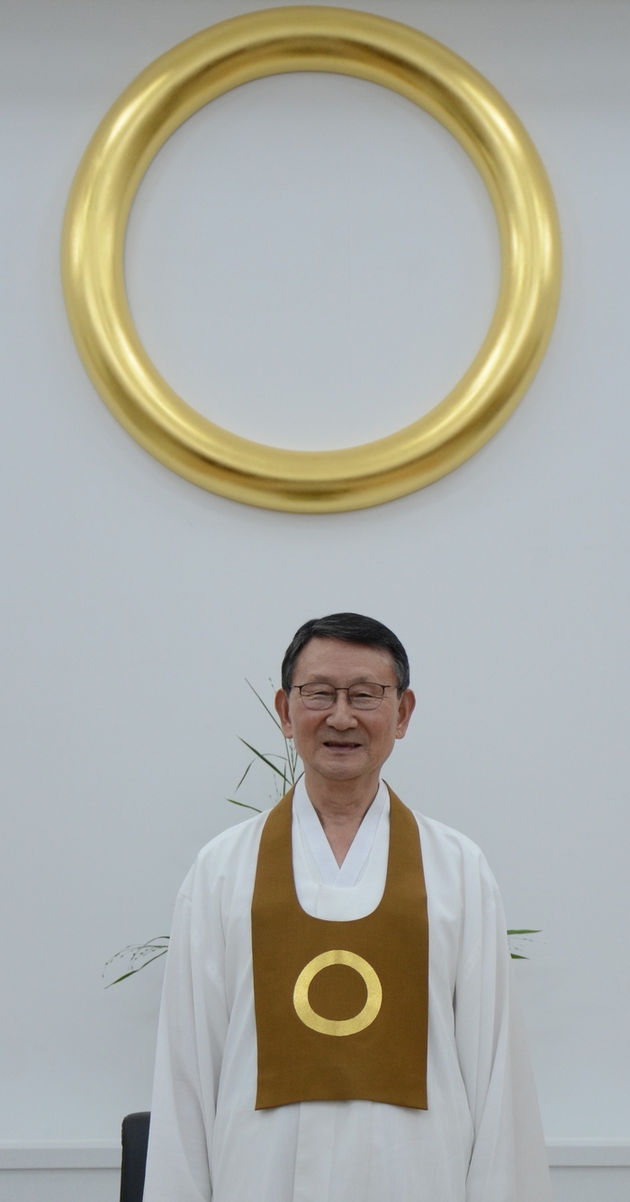 지난달 25일 경북 성주 원불교 성지를 찾은 원불교 최고지도자 왕산 성도종 종법사가 영남일보와 인터뷰를 마친 후 활짝 웃고 있다. 왕산 종법사는  대구 엑스코 오디토리움에서 열린 제11차 전국 도덕발양대회 참석 차 지역을 방문했다. 임훈기자 hoony@yeongnam.com