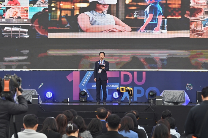 K-EDU EXPO 개막식에서 임종식 경북교육감이 현대자동차그룹 AI 로봇 스팟(Spot)과 함께 세계를 잇는 교육, 내일을 여는 교육—경북교육이 앞장섭니다를 비전으로 선포하고 있다. 경북교육청 제공