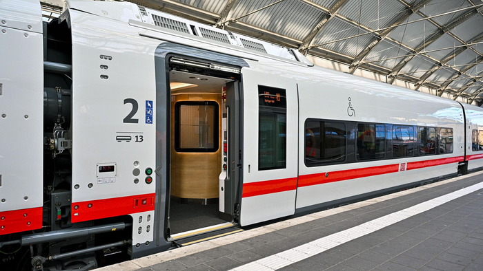 독일철도청(DB)이 최근 공개한 저상형 고속열차 ICE L. 전 좌석에서 단차와 계단 없는 탑승이 가능한 완전 저상형 구조를 구현했다. <DB 제공>