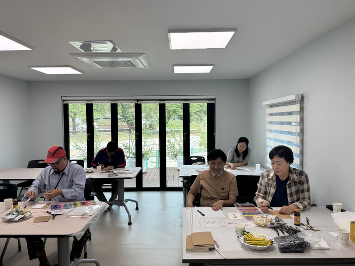 은풍면 청소년 돌봄센터는 학생들이 하교 전 주민을 위한 캘리그라피 자격증 과정 등 통합형 문화, 예술, 교육, 복지 프로그램도 운영 중이다.<위드제이 제공>