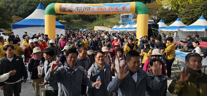제14회 성주가야산 산행 & 가야산 가요제에 참석한 등산객들이 출발 타징과 함께 가야산을 오르고 있다.