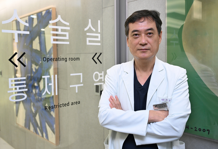 이승현 삼성안과 대표원장이 수술실 앞에서 환자 맞춤형 수술 시스템에 대해 설명하고 있다.이지용기자 sajahu@yeongnam.com