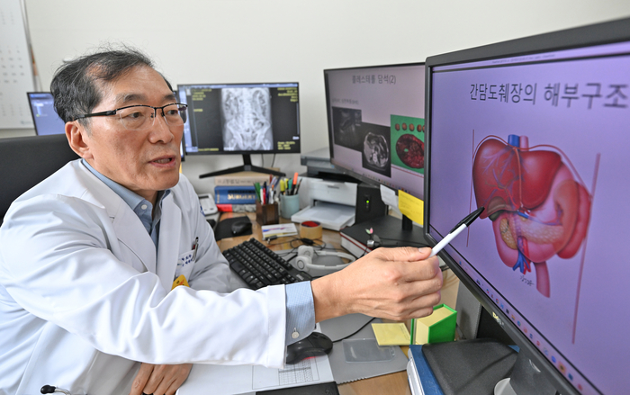 곽병원에서 진료 중인 강구정 의학박사가 환자에게 간·담도·췌장 구조를 설명하며 치료 방향을 안내하고 있다.이지용기자 sajahu@yeongnam.com