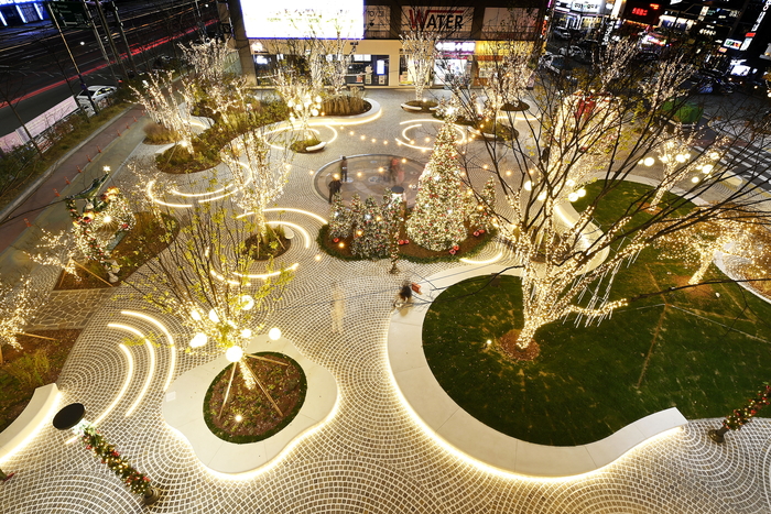 대구 달성군 다사광장이 환하게 빛나는 야경으로 물들어 있다. 곡선형 보행로와 조명 디자인이 어우러져 도심 속에서도 따뜻하고 감성적인 분위기를 자아내며, 리모델링을 통해 새롭게 탄생한 광장의 아름다움을 보여준다.<달성군 제공>