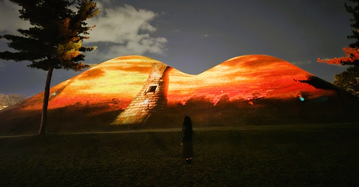 APEC 주간을 맞아 25일 대릉원 일원에 미디어아트 연출이 진행되며 밤의 고분군이 새로운 풍경으로 재탄생하고 있다. 장성재 기자