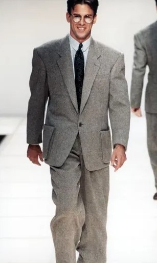 1985년 남성 수트. 1970~1980년대 경제 성장기와 기업 중심 사회 속에서 수트는 권력의 언어로 작용했다. <출처: GQ>