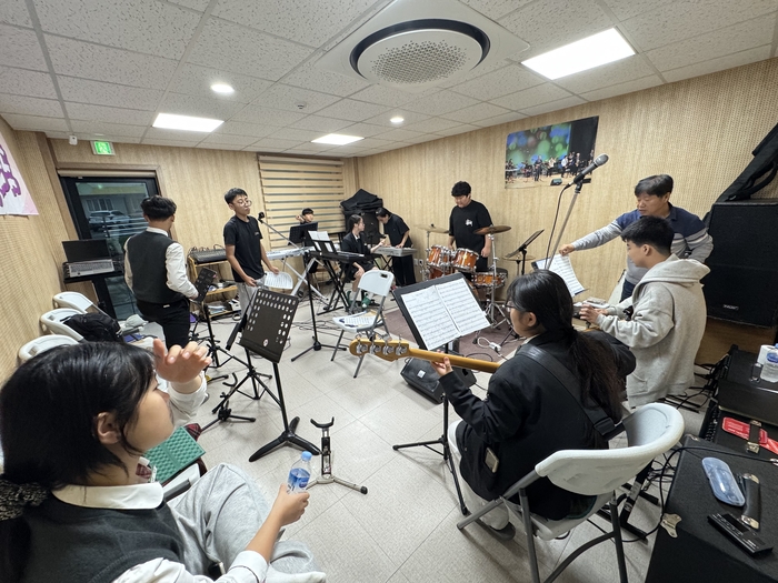 어린이집을 리모델링해 지난 8월부터 운영 중인 은풍면 청소년 돌봄센터가 지역 아동·청소년을 대상으로 문화 예술 기반의 돌봄 및 학업을 위한 공부방, 진로탐색 등의 다양한 프로그램을 운영하고 있다.<위드제이 제공>