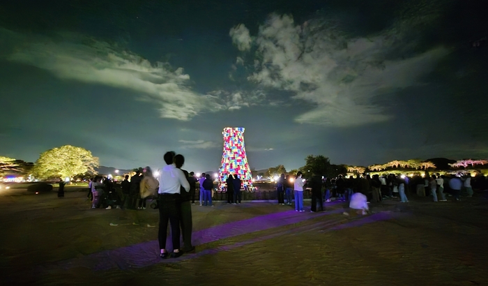 APEC 주간 개막을 앞둔 25일 밤 경주 첨성대 일원에서 미디어아트 쇼가 펼쳐지고 있다. 시민과 관광객들이 고분군 야경과 조명 연출을 함께 즐기며 문화가 살아있는 밤의 경주를 체험하고 있다. 장성재 기자