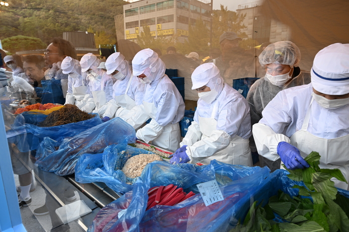 25년 김천깁밥축제에 참여한 한 업체에서 김밥을 만드는 전경. 김천시 제공
