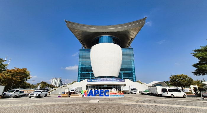 APEC CEO 서밋 코리아 2025(10월 28~31일) 주요 세션이 열릴 경주예술의전당이 행사 준비를 마무리하고 있다. 이번 서밋에는 세계 각국에서 온 경제인 1천700여 명이 참석할 예정으로 AI·원전·금융 등 글로벌 경제 아젠다가 논의될 핵심 무대로 주목받고 있다. 사진은 26일 촬영한 경주예술의전당 전경. 장성재기자 blowpaper@yeongnam.com
