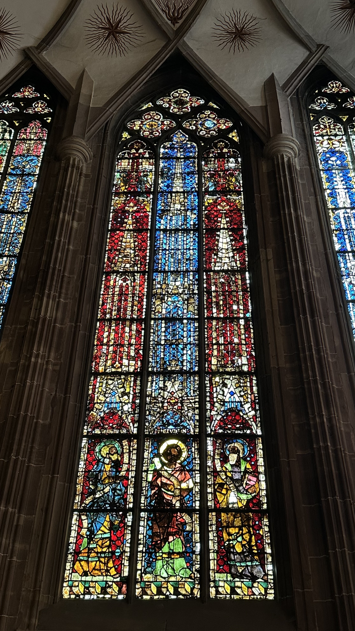 스트라스부르 대성당 내부. 스테인드글라스 사이로 빛이 스며든다.