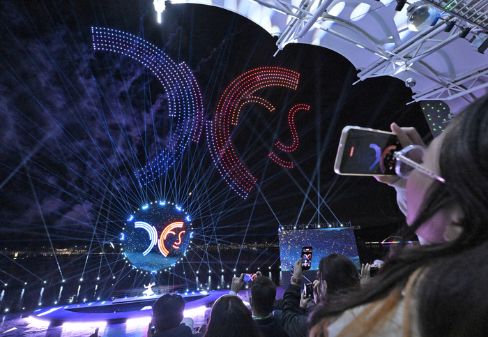 27일 오후 경북 경주시 보문관광단지 일대에서 2025 아시아태평양경제협력체(APEC) 정상회의 기념으로 열린 보문 멀티미디어쇼에서 드론쇼가 펼쳐지고 있다.
이윤호기자 yoonhohi@yeongnam.com