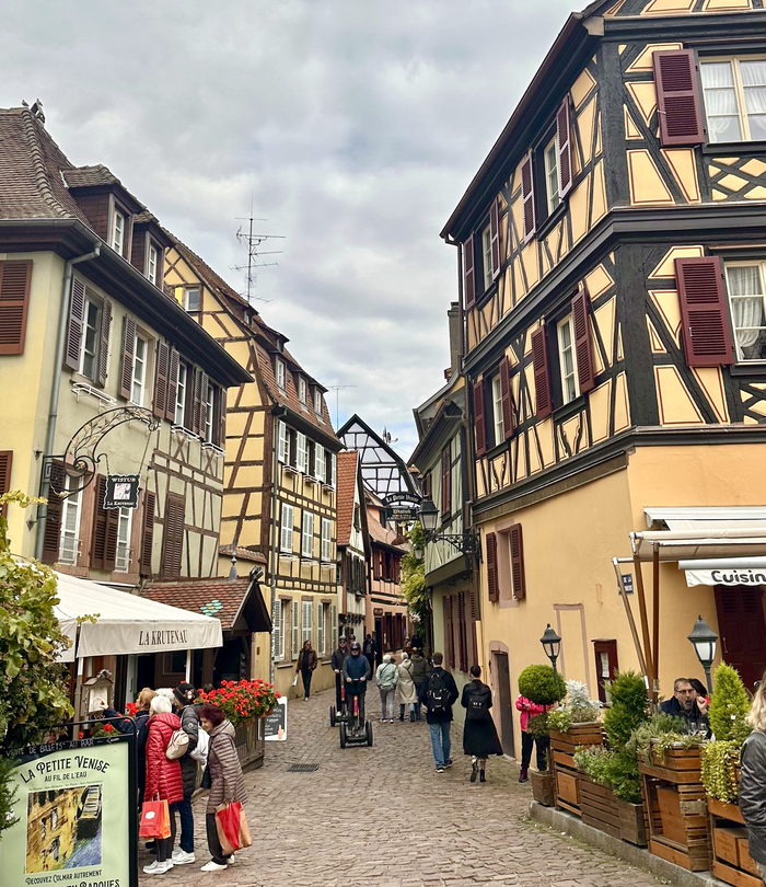 콜마르 구시가지 내 골목. 스트라스부르보다는 고즈넉하고 아기자기했다.