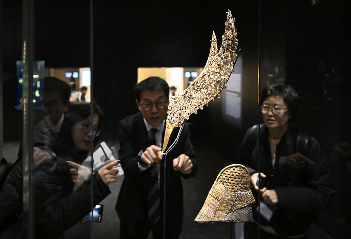 27일 오전 경북 경주시 국립경주박물관에서 열린 신라 금관, 권력과 위신 언론 공개회에서 신라 금제관식이 공개되고 있다. 아시아태평양경제협력체(APEC) 정상회의와 경주국립박물관 개관 80주년 기념으로 열린 이번 전시는 여섯 점의 신라 금관을 한자리에 모은 최초의 전시다.
이윤호기자 yoonhohi@yeongnam.com