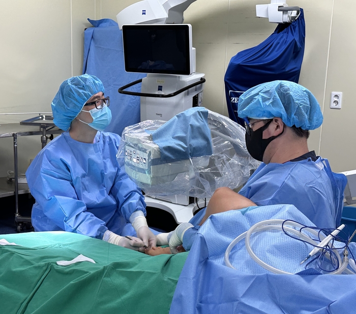 대구 중구 동인네거리에 위치한 MS재건병원 의료진이 최신 미세현미경 장비 TIVATO 700을 도입, 미세수술에 활용하고 있다.<MS재건병원 제공>
