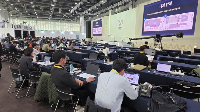APEC 2025 KOREA 국제미디어센터에 모인 세계 각국의 기자들이 기사 작성에 여념이 없다.<정운홍기자>