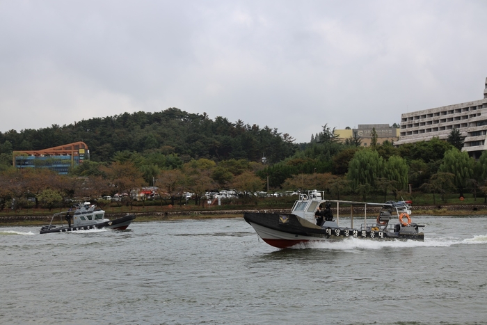 경주 보문호에 배치된 해경 특수기동정. <동해지방해양경찰청 제공>