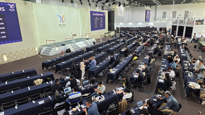 APEC 2025 KOREA 국제미디어센터에 모인 세계 각국의 기자들이 기사 작성에 여념이 없다.<정운홍기자>