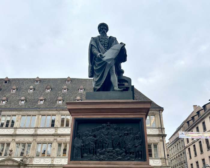 스트라스부르 구텐베르크 광장에 세워진 구텐베르크 동상.