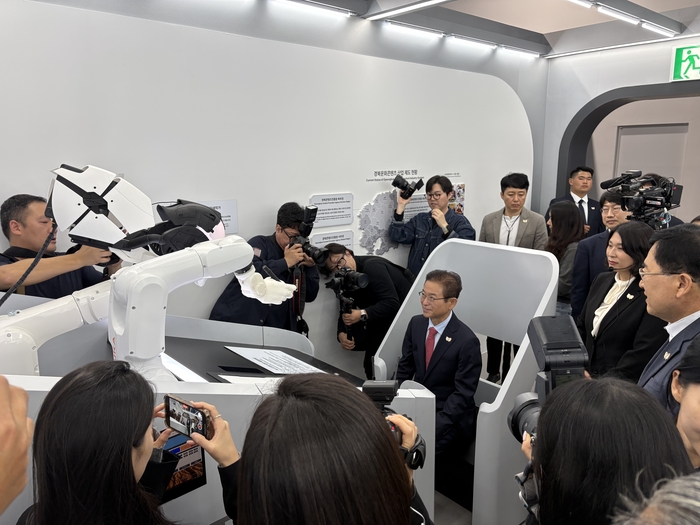 이철우 경북도지사가 경제전시장을 찾아 AI드로잉로봇체험을 진행하고 있다.<경북도 제공>