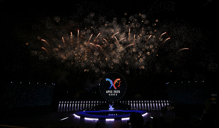 27일 오후 경북 경주시 보문관광단지 일대에서 2025 아시아태평양경제협력체(APEC) 정상회의 기념으로 열린 보문 멀티미디어쇼에서 드론쇼가 펼쳐지고 있다.
이윤호기자 yoonhohi@yeongnam.com