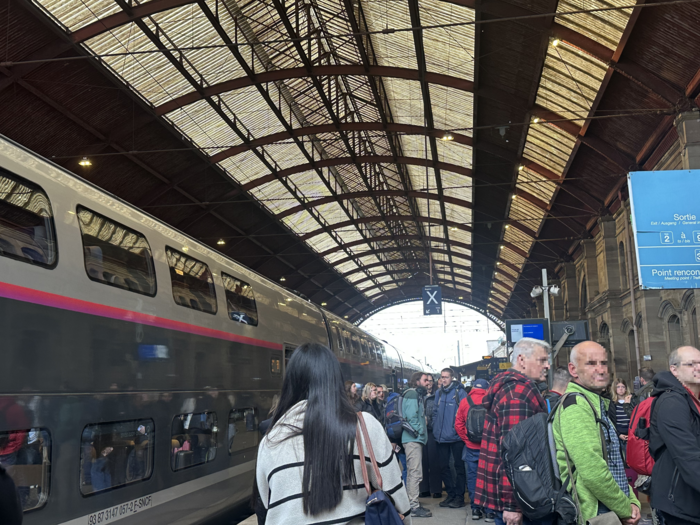 스트라스부르역으로 들어오는 열차. 스트라스부르의 철도는 독일식 우측통행으로 운영된다.