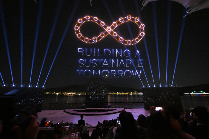 27일 오후 경북 경주시 보문관광단지 일대에서 2025 아시아태평양경제협력체(APEC) 정상회의 기념으로 열린 보문 멀티미디어쇼에서 드론쇼가 펼쳐지고 있다.
이윤호기자 yoonhohi@yeongnam.com