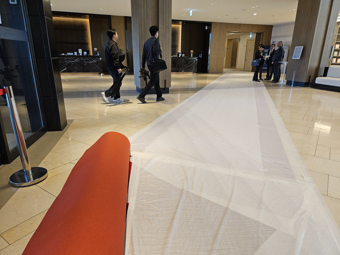 정상회의 공식 만찬이 예정된 라한셀렉트 경주호텔 내부에 깔린 레드카펫. 아직 흰 덮개가 씌워진 상태다. 서민지기자 mjs858@yeongnam.com