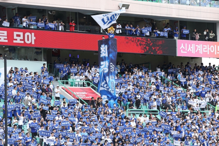 지난 11일 오후 2시 인천 SSG랜더스필드에서 열린 2025 신한 SOL KBO 포스트시즌 삼성 라이온즈와 SSG 랜더스 준플레이오프 2차전에서 삼성 팬들이 찾아 푸른물결을 만들었다. <삼성 라이온즈 제공>