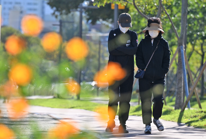 북쪽에서 내려온 찬 공기가 유입되면서 추운 날씨를 보인 27일 대구 신천둔치로 산책 나온 시민들이 몸을 웅크린 채 걷고 있다. 대구기상청에 따르면 이번 추위는 29일까지 계속되겠으며, 일부 내륙과 높은 산지에는 얼음이 얼고 서리가 내리겠다고 예보했다.
이지용기자 sajahu@yeongnam.com