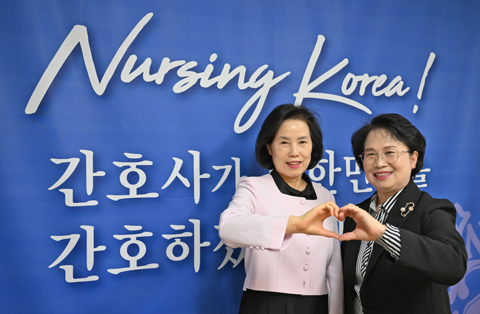 서부덕(왼쪽) 대구시간호사회장과 김영실 경상북도 간호사회장이 27일 인터뷰를 마친 뒤, 손하트를 하며 기념 촬영하고 있다. 이지용기자 sajahu@yeongnam.com