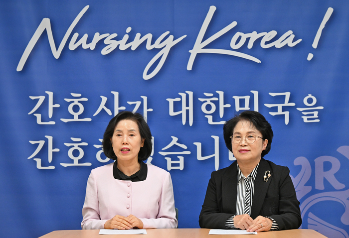서부덕(왼쪽) 대구시간호사회장과 김영실 경상북도 간호사회장이 27일 영남일보와의  인터뷰에서 간호사 역할에 대해 설명하고 있다.이지용기자 sajahu@yeongnam.com