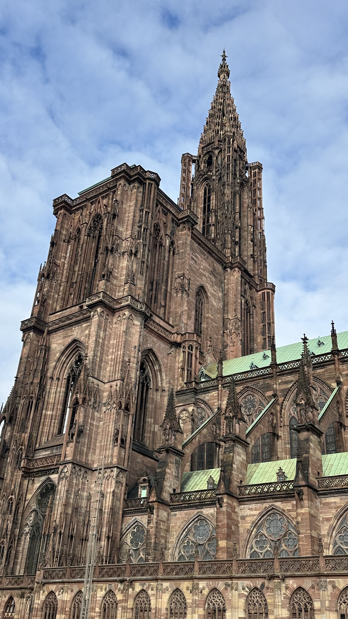 고딕 양식의 스트라스부르 대성당. 수직으로 치솟은 첨탑과 정교한 조각미가 눈에 띈다.