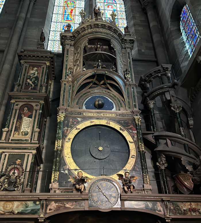 스트라스부르 대성당 내 거대한 천문시계. 시계 바늘로 태양과 달의 위치도 알려준다.