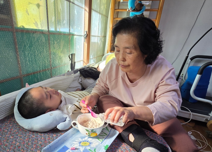 미토콘드리아 근병증을 앓는 규민이가 할머니와 함께 아침식사를 하고 있다. 최시웅기자