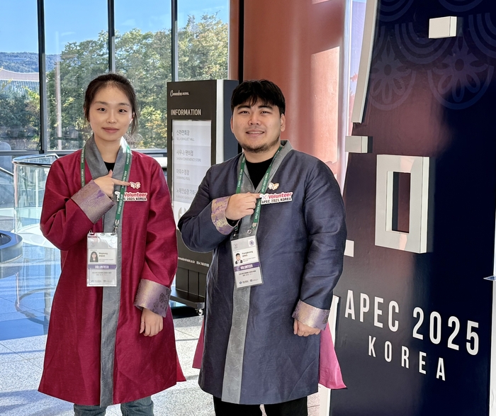 27일 오후 경북 경주 코모도 호텔에서 만난 자원봉사자 (왼쪽부터)곽나영(여·25)씨와 송영광(29)씨. 구경모기자