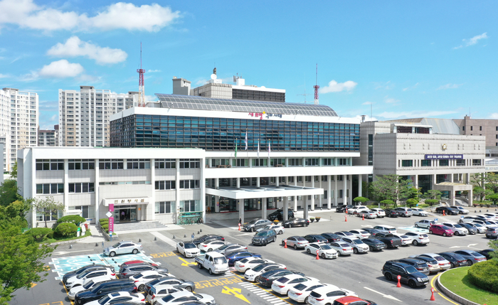 최근 3년여 만에 대외 채무를 절반 가량 줄여 재정 건전성을 확보한 구미시청 전경.<구미시 제공>
