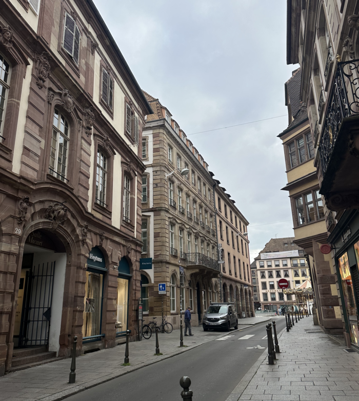 스트라스부르역에서 구텐베르크 광장 가는 길. 독일식 건축물과 프랑스식 건축물이 혼재돼 있었다.