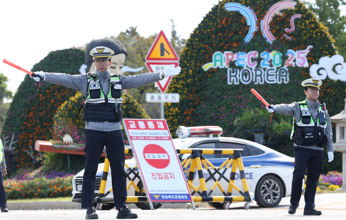 2025 경주 APEC(아시아태평양경제협력체) 정상회의 주간이 시작된 27일 경북 경주시 한 도로에서 경찰이 APEC 정상회의장 등 주요 행사장이 있는 보문단지로의 통행을 전면 통제하고 있다. [APEC 2025 KOREA 제공]