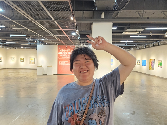 아양아트센터 전시장에서 최희연 작가. <최희연 작가 제공>