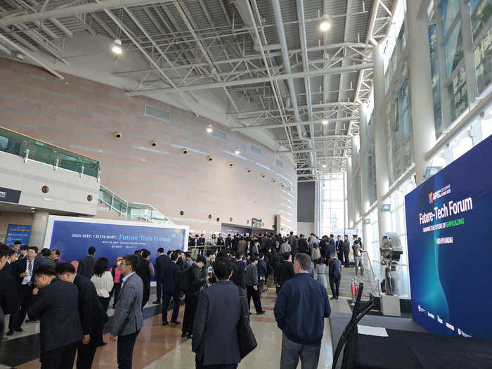 27일 경주엑스포대공원 문화센터에서는 APEC서밋 행사가 공식 개막하면서 참석자들이 몰렸다. 서민지기자 mjs858@yeongnam.com