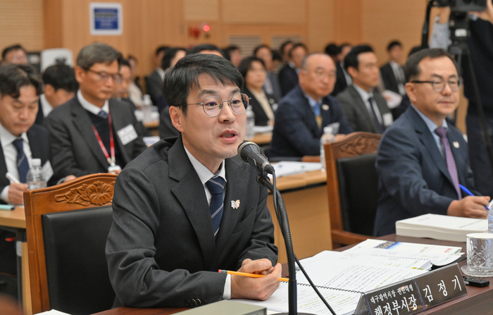 김정기 대구광역시장 권한대행 행정부시장이 27일 대구시 산격청사에서 열린 국회 행정안전위원회의 대구시에 대한 국정감사에서 의원 질의에 답하고 있다. 이지용기자 sajahu@yeongnam.com