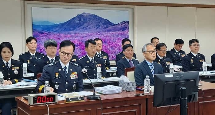 27일 오후 대구시경찰청에서 열린 국정감사에 참석한 김병우 대구경찰청장(앞 줄 왼쪽)과 이중구 대구시 자치경찰위원장(앞 줄 오른쪽). 이동현 기자