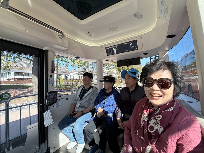 28일 오후 3시쯤 경북 경주시 보문단지에 방문한 관광객들이 자율주행 셔틀 로이(ROii)를 시승해보고 있다. 구경모기자