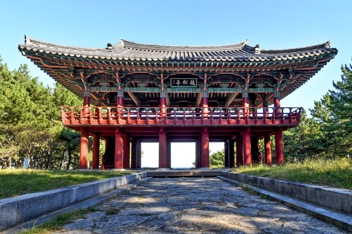 월송정은 정면 다섯 칸, 측면 세 칸으로 연면적 85.8㎡ 의 공간을 갖고 있다. 월송정은 과거와 현재이라는 시간을 현실과 기억을 잇는 다리 역할을 한다.