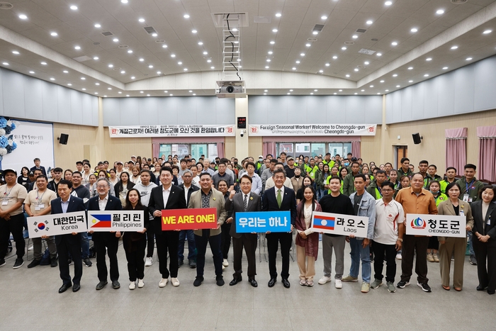 외국인 계절근로자제도 운영의 모범지자체로 주목받고 있는 청도군이 외국인 계절근로자 환영식을 열고 기념촬영을 하고 있다. <청도군 제공>
